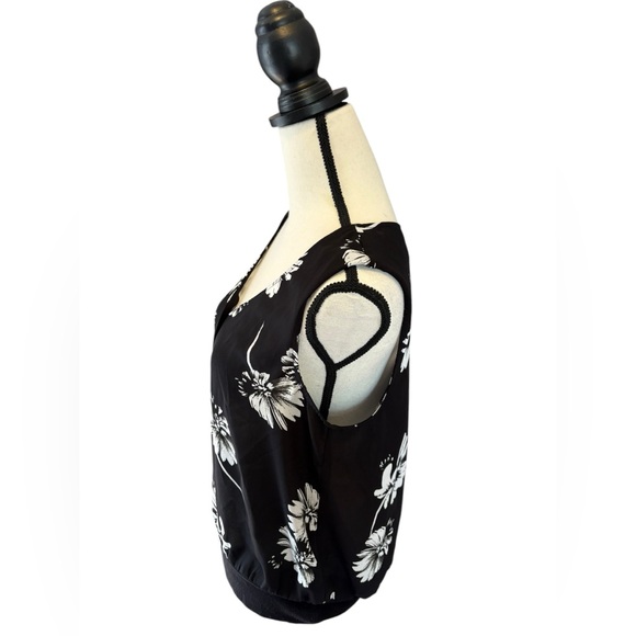 EUC CABi Floral Black and White Women's Top Size S - Picture 3 of 9